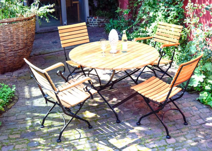 4 Arten, um Gartenmöbel aus Holz zu imprägnieren