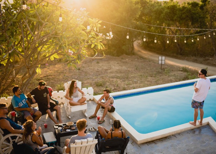 Die perfekte Poolparty organisieren: Ideen und Tipps