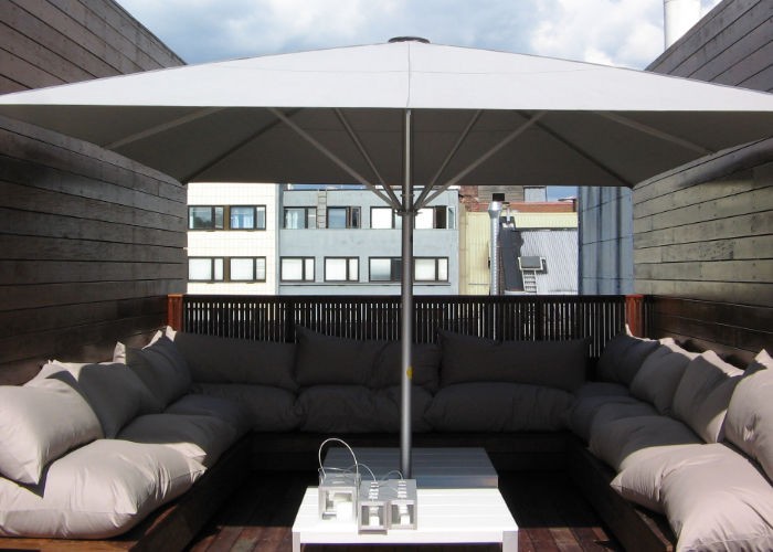 Sonnenschirm für den Balkon kaufen: Was ist dabei zu beachten?