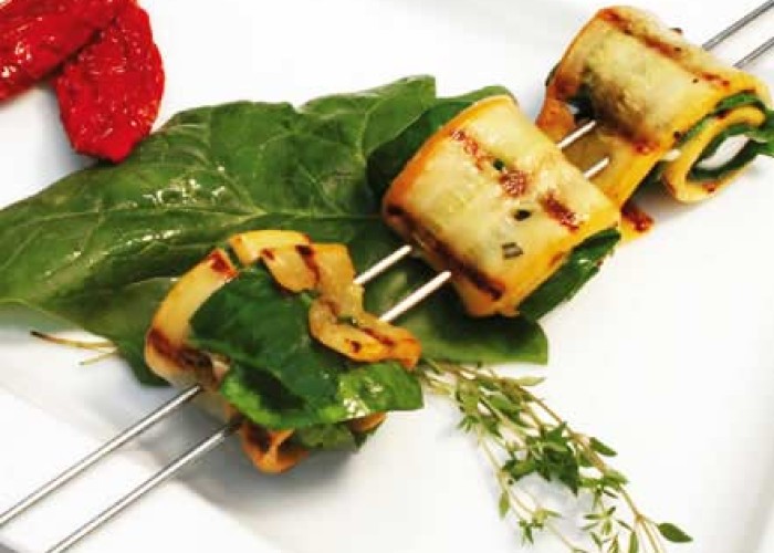 Zucchini-Wraps mit Mozzarella und Blattspinat